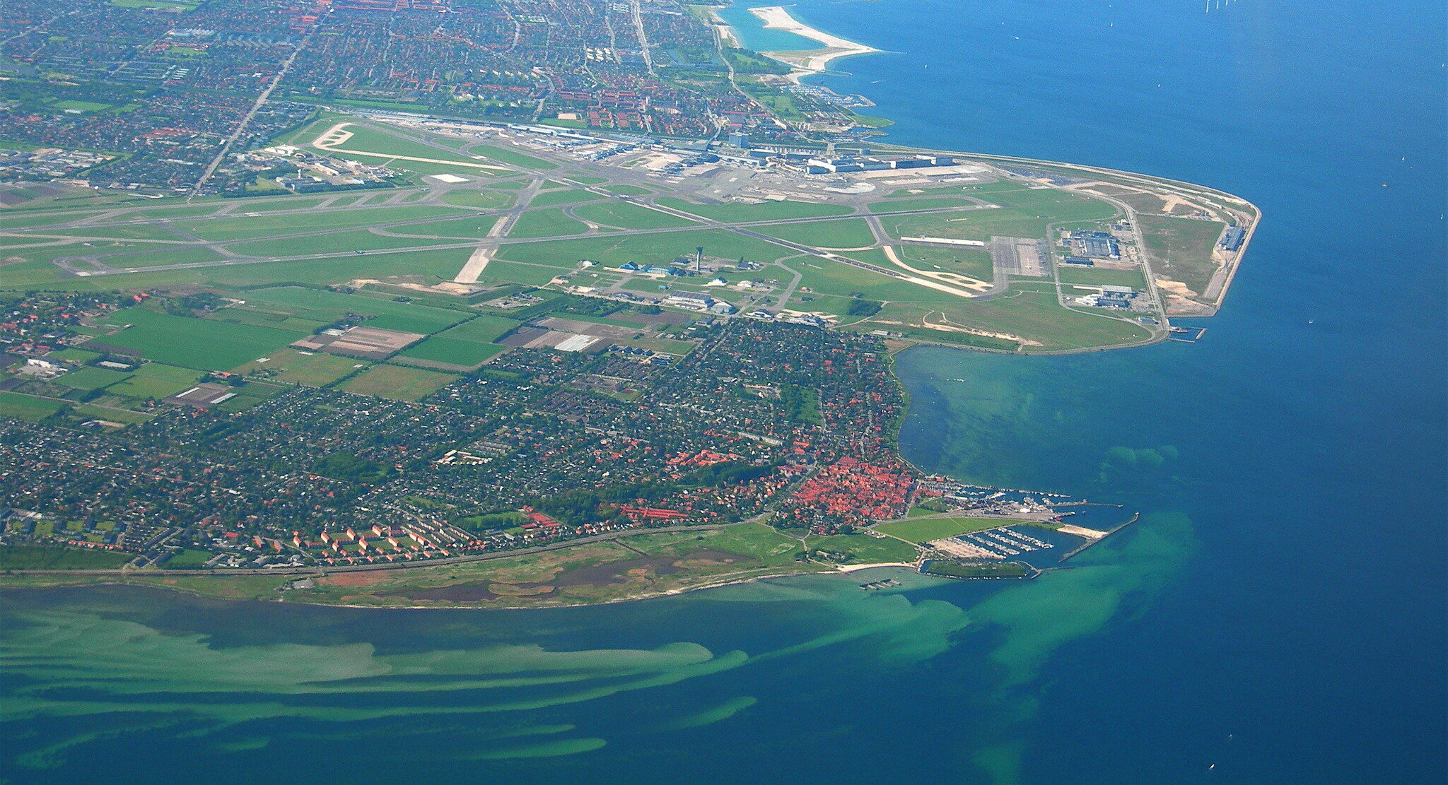Lars Plougmann – Flickr: Copenhagen airport and the town of Dragør