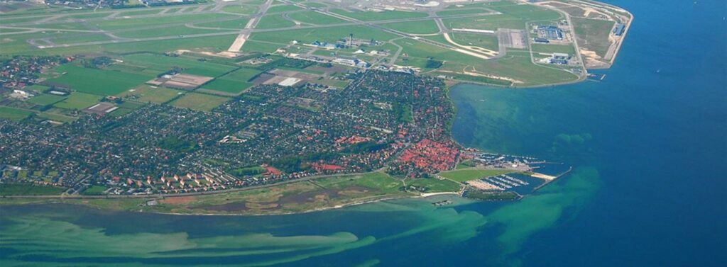 Lars Plougmann – Flickr: Copenhagen airport and the town of Dragør