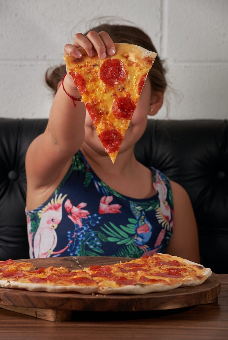 Fotos af Alejandro Aznar: https://www.pexels.com/da-dk/foto/pizza-skiveskaret-foodporn-madfotografering-12557597/