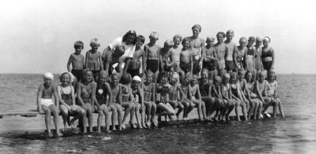 1947. Lærer Oluf Madsen fra Højdevangens Skole og flere hjælpere (der ses på foto) gav svømmeundervisning på badebroen. Foto: DB Arkiv
