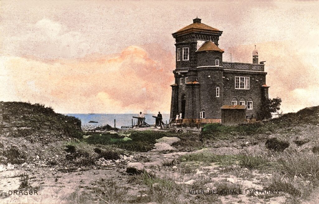 1907. "Villa Det gamle Fyrtaarn" fotograferet fra baghaven af nuværende Øresunds Allé 73. Stien rundt om fyrtårnet er endnu ikke anlagt. Til venstre for den ene kanon kan man skimte en lille anløbsplads. Kanonerne foran huset og signalkanonen på balkonen stammer ikke fra det nærliggende nedlagte kanonbatteri. Foran bygningen og mellem resterne af batteriet ligger der stadig byggemateriale fra tilbygningerne (trappetårn og værelser). Foto: DINES BOGØ