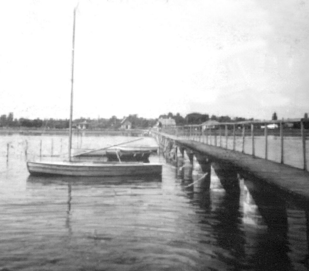 1959. ”Gummi-Larsen” på Poppelvej støbte fundament til badebroen. Men det holdt ikke i længden, og man gik tilbage til trækonstruktionen.
Foto: Dines Bogø