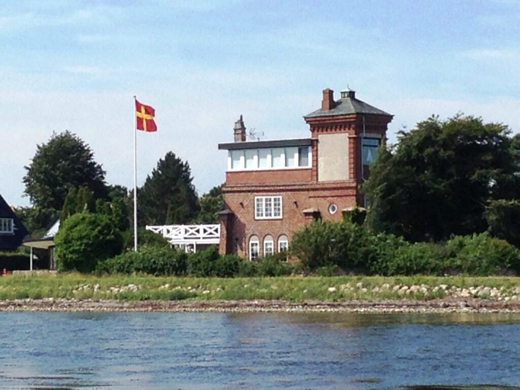 20. juli 2014. Den årlige ”Skånsk Flagdag” markeres også fra Strandstien 84. Foto: Dines Bogø