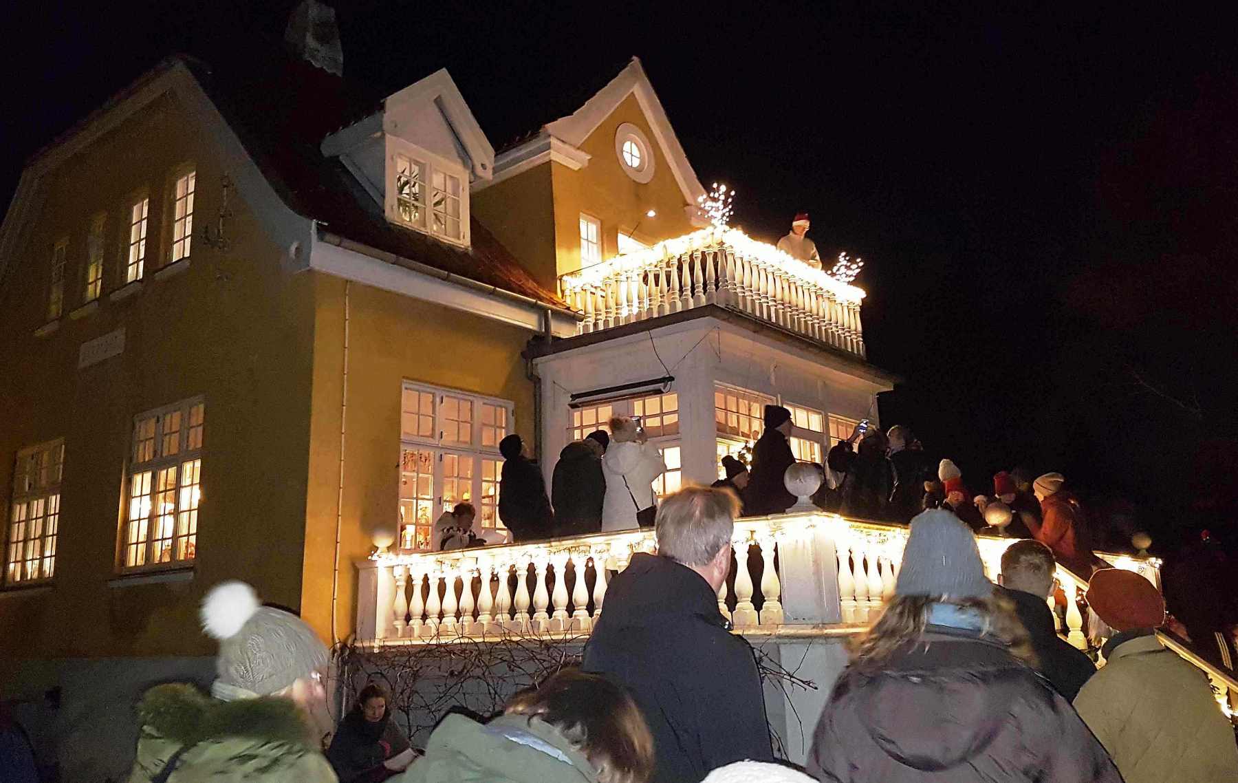 På besøg hos en levende låge. Foto: Dines Bogø, 2021