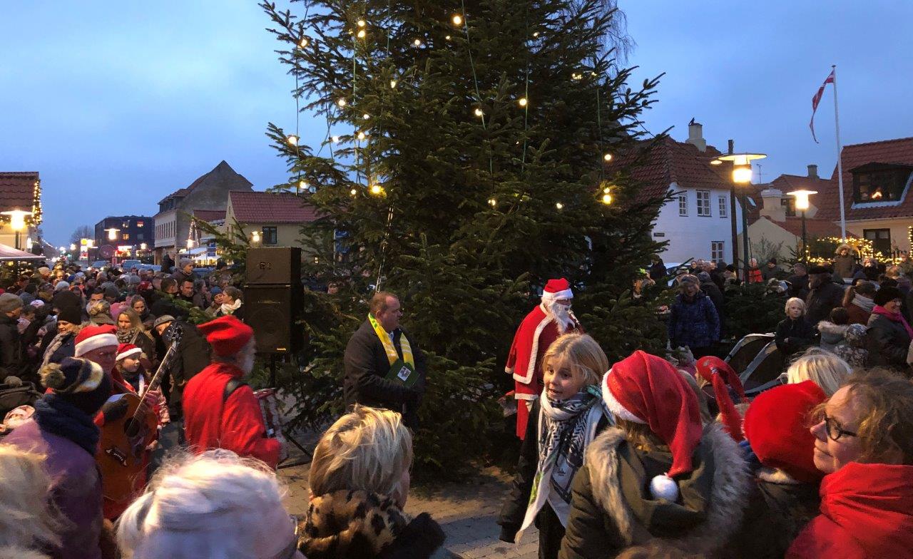 Juletræet tændes i Dragør. Foto: Dines Bogø 2019