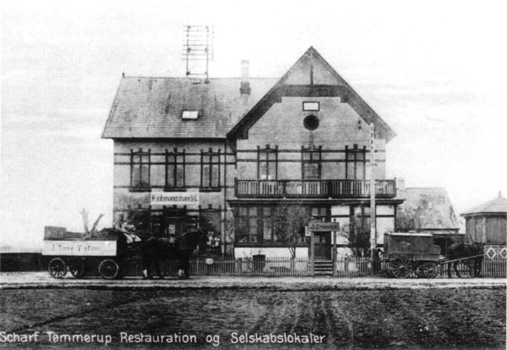 Postkort af Tømmerup Kro ca. 1910. På taget ses stativet med telefonledninger. I 1914-18 var Tømmerup Kro også kommandokvarter for militæret.