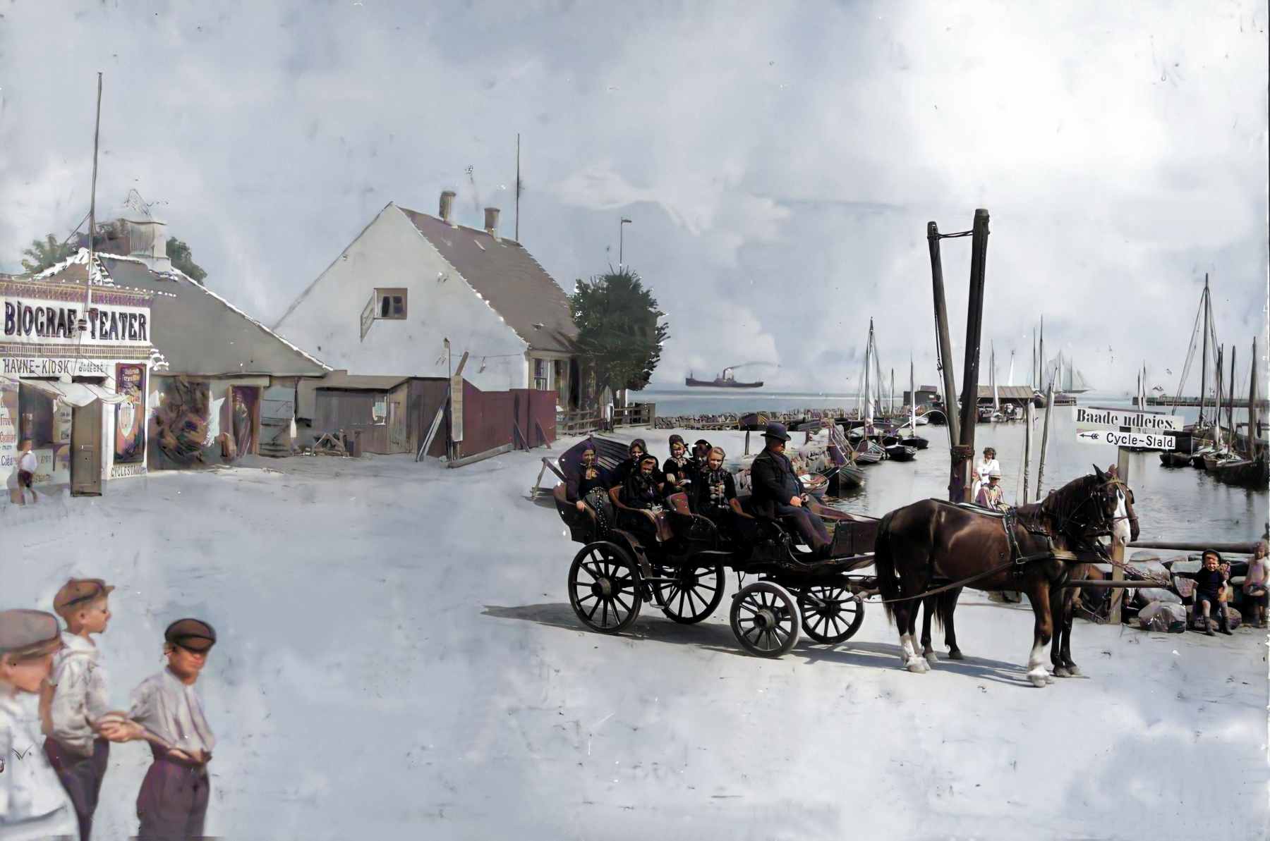 Dragør Biograf-Teater på Nordre Mole. Postkort ca. 1910 (digitalt farvelagt). Foto: Venligst udlånt af Dines Bogø.