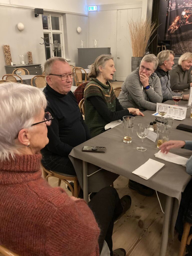 En velfortjent middag nydes i selskab med de øvrige deltagere. Foto: Betina Bitzer