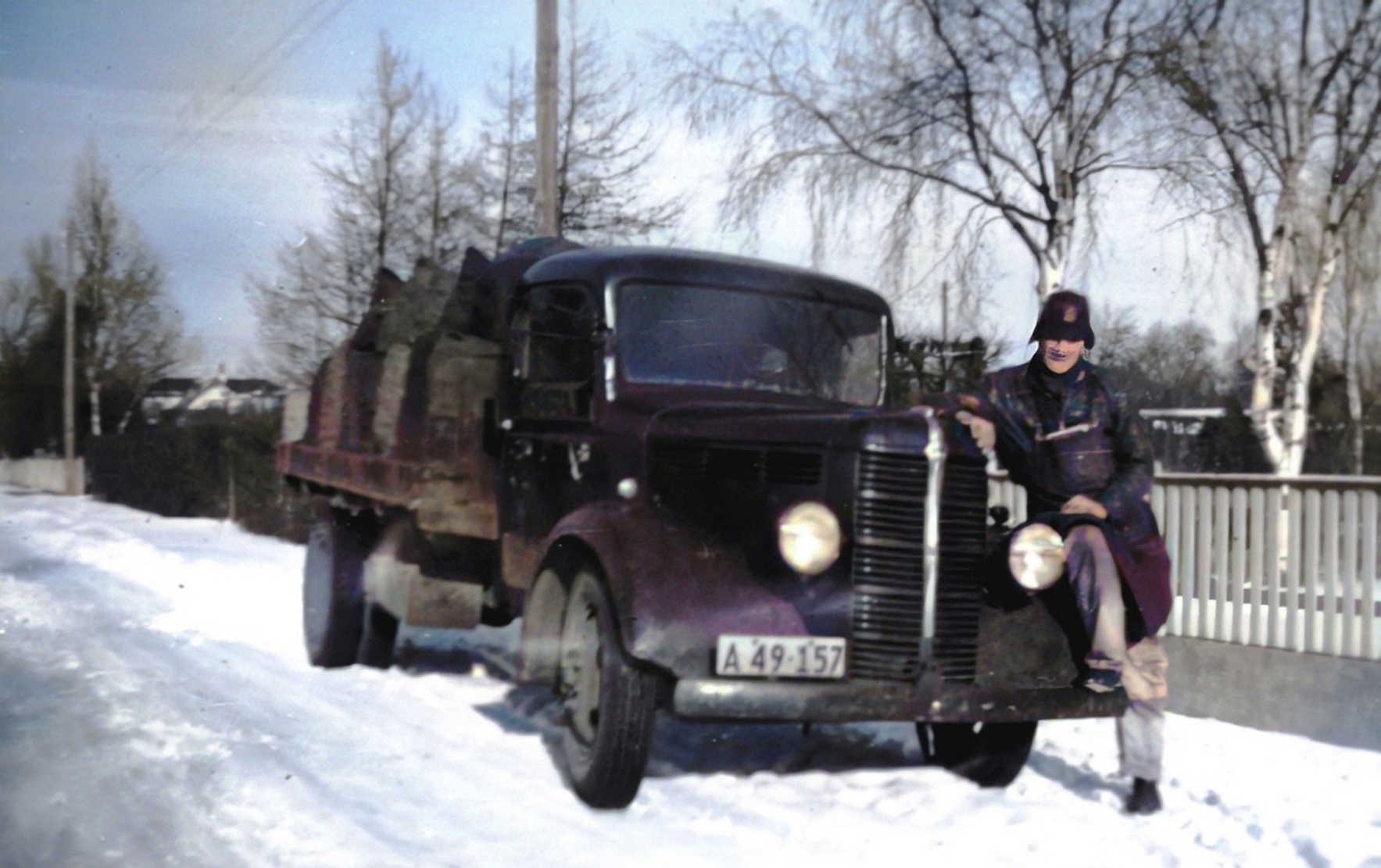 Ole Nielsen som vognmand på Birkevej i Søvang (1954). Foto: DB Arkiv.