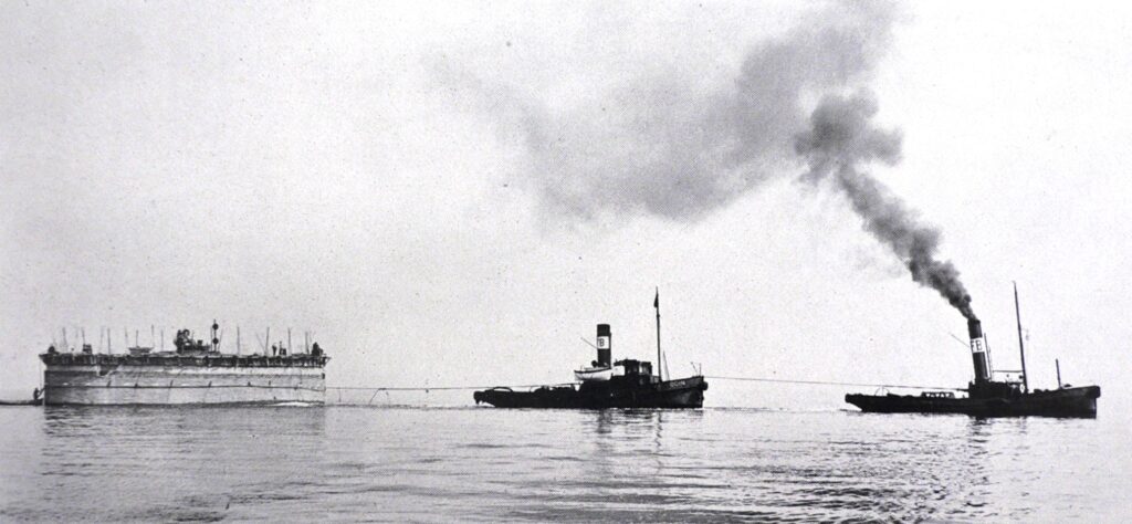Juni 1936. Sænkekassen på vej fra Københavns havn. Foto: DB Arkiv.