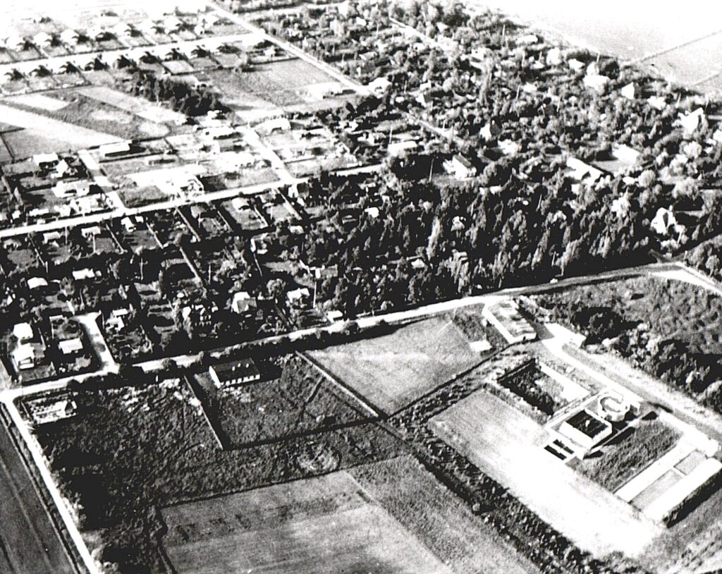 1958. Området, hvor ”Straffelejren lå på Nordre Dragørvej. Mændene var anbragt i en muret bygning, der ses på foto. Tv. lå kvinders bygning. En træbarak, som de indsatte nedbrændte. Foto: DB Arkiv