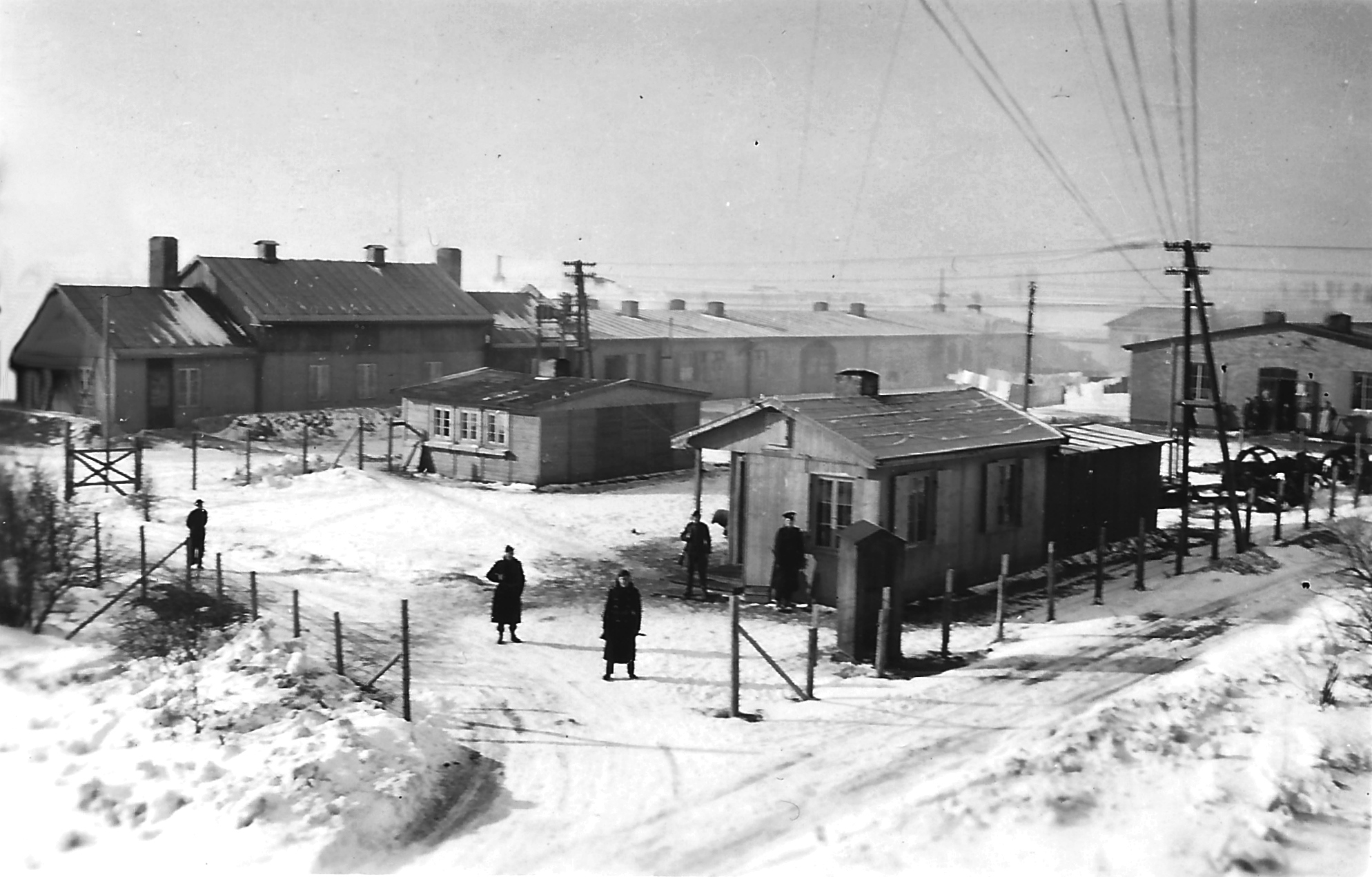 1946. ”Krokodillelejren” var en Luftwaffe-Radarstation, der fra april-maj 1945 også blev anvendt som flygtningelejr. I bygningen yderst til højre blev Hildegard indkvarteret få dage før hendes 18-års fødselsdag.