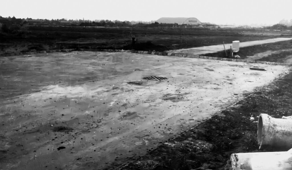 Oktober 1972. Veje og stier er anlagt efter en revideret udstykningsplan. På den første plan havde landinspektøren glemt at lave indkørsel til flere grunde. Foto: DB Arkiv