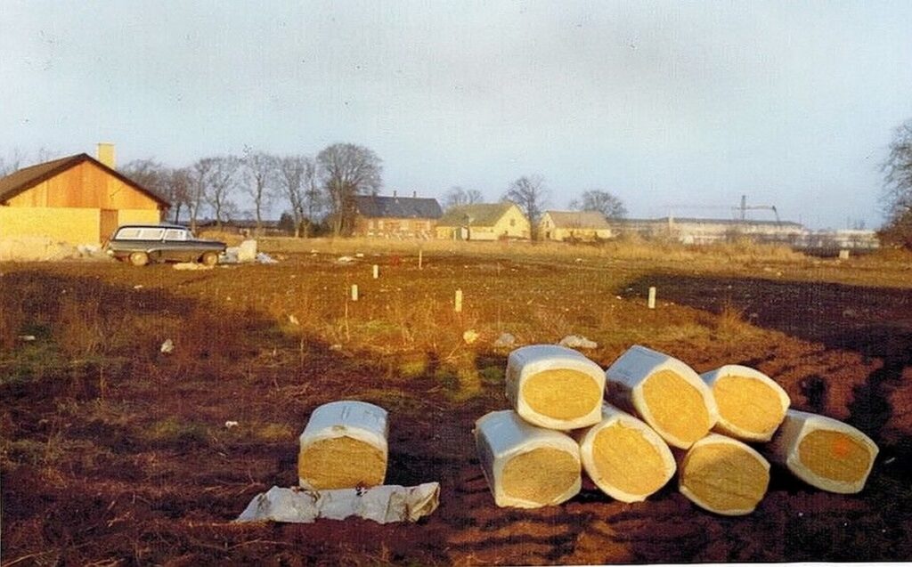 Maj 1973. Der er gang i byggeriet på Ulspilsager. I baggrunden ses Lundegården og bag ved skimtes Lodsgården, der er ved at blive opført. Foto: DB Arkiv