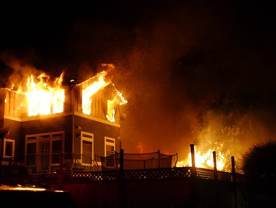 Hus i brand. Foto: Peter Hill