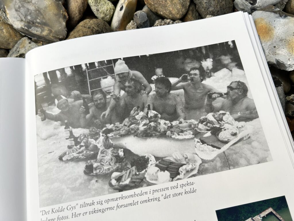 "Det Kolde Gys" tiltræk sig opmærksomheden i pressen ved spektakulære fotos, der viser vinterbadning i Dragør. Her er vikingerne forsamlet omkring "det store kolde bord". 
Foto fra bogen "Dragør går i vandet".