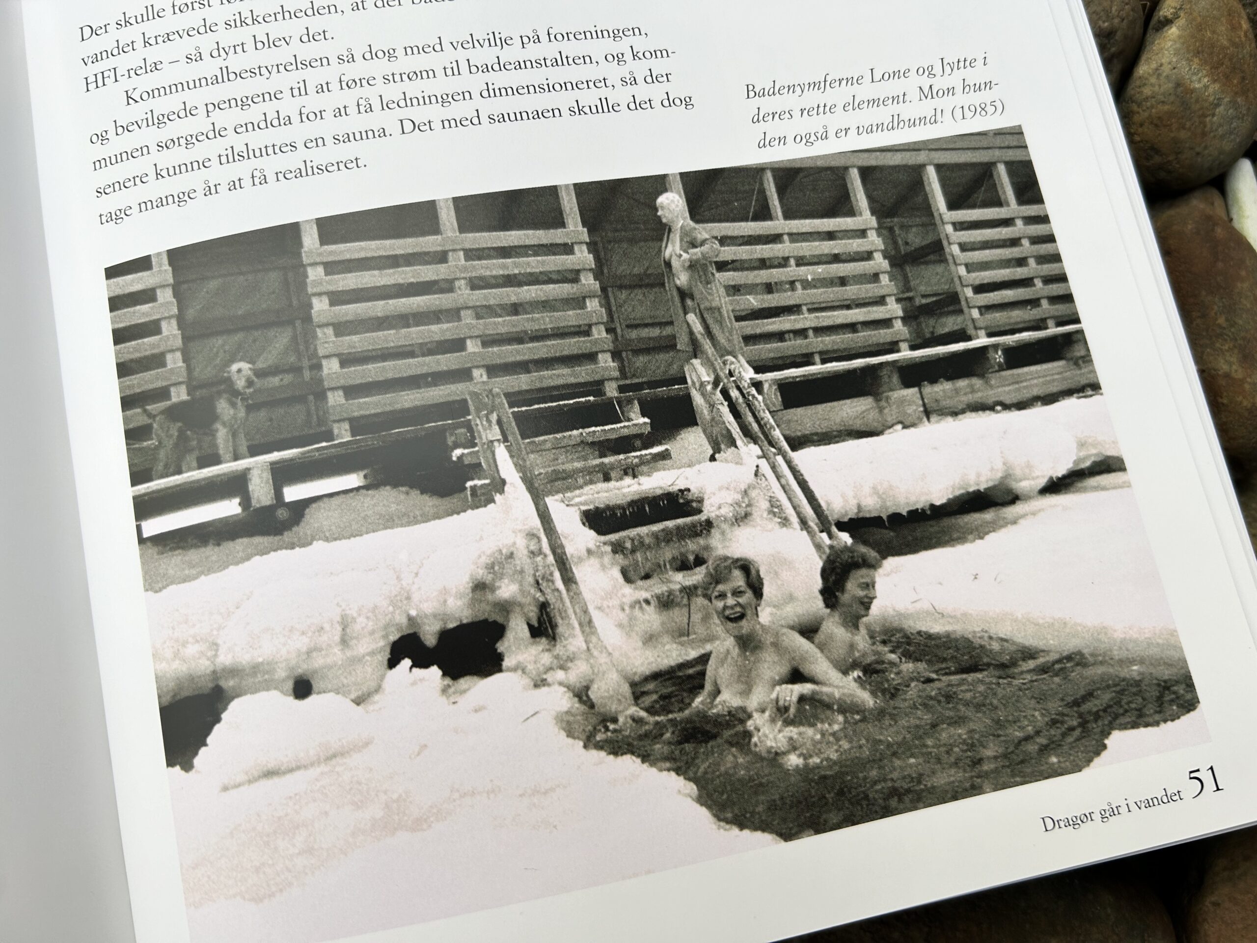 Badenymferne Lone og Jytte i deres rette element. Mon hunden også er vandhund! (1985). Foto fra bogen "Dragør går i vandet".