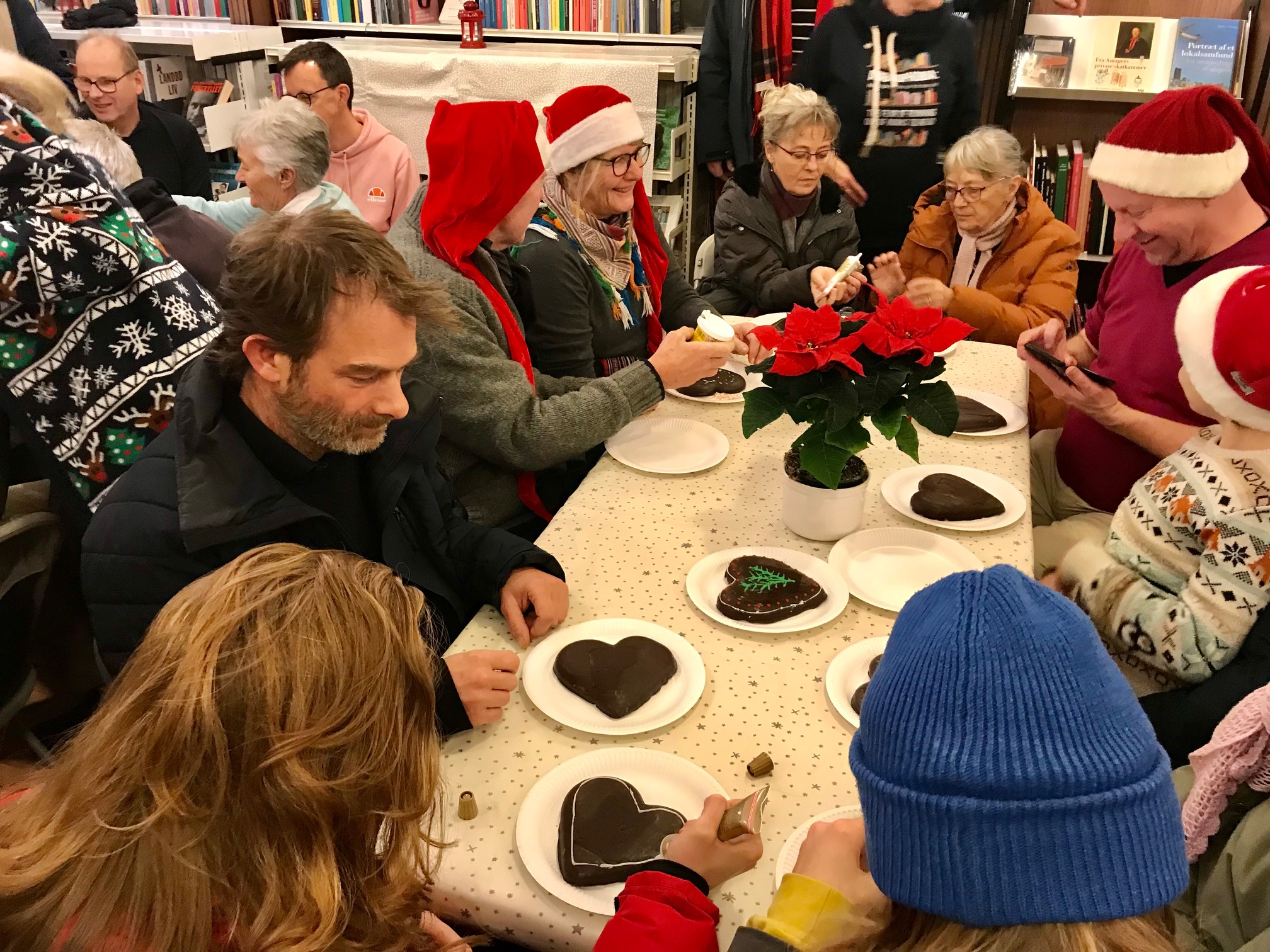 Der er godt gang i hjertepyntningen. Foto: Dragør News.