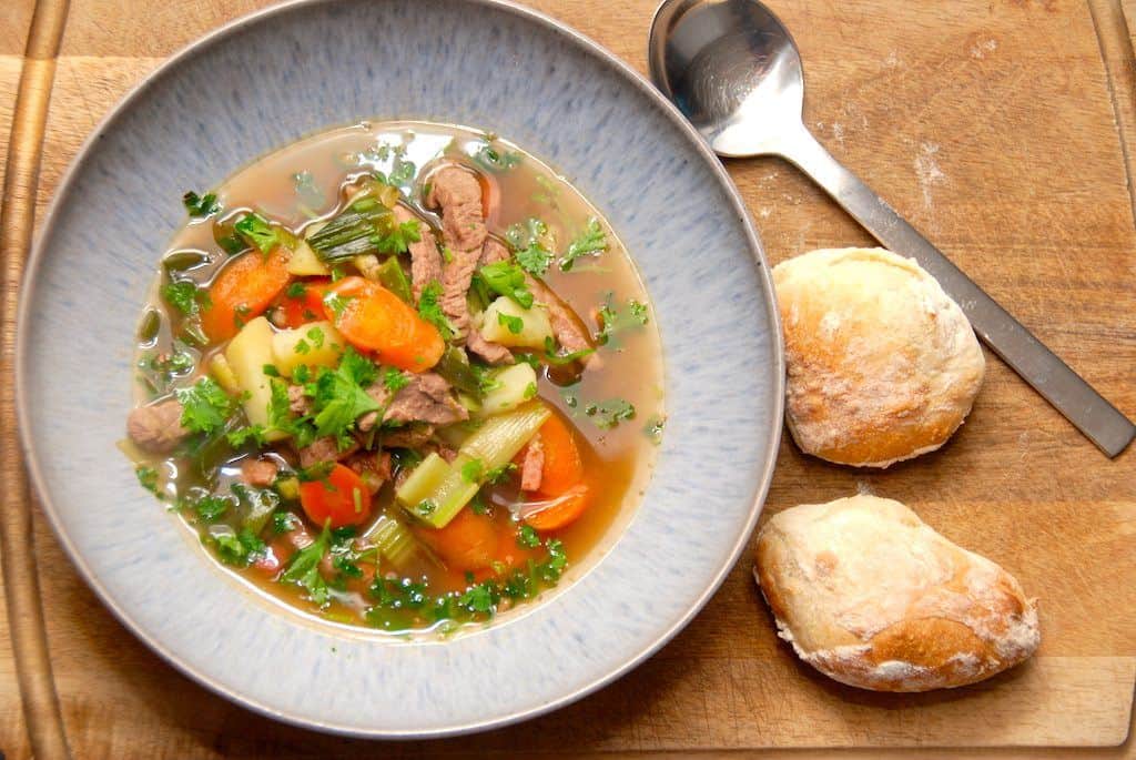 En lækker italiensk suppe, der tager cirka en halv time at lave. Suppen koges med kalvekød og friske grøntsager, herunder gulerødder og bladselleri. Det er en nem suppe, der både egner sig som forret og hovedret. Foto: Madensverden.dk