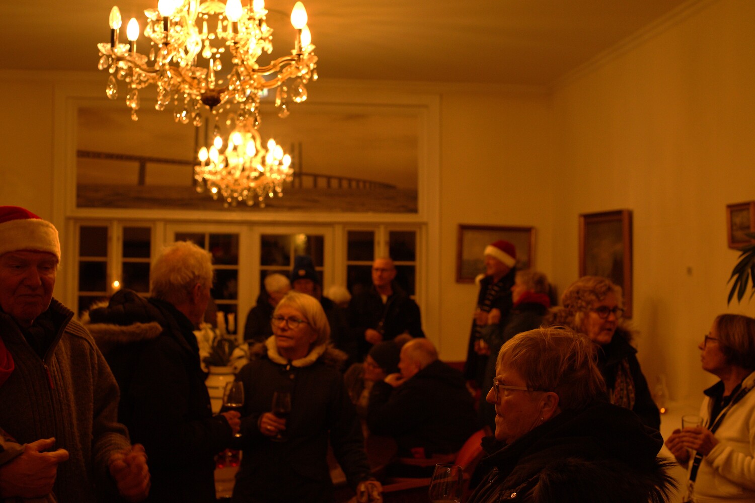 Der er nydes et glas rødvin eller æblejuice. Foto: Dragør News.