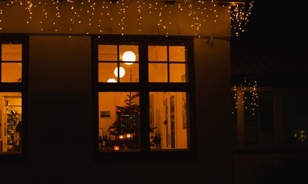 Badehotellet var pyntet op med julelys og juletræ. Foto: Dragør News.