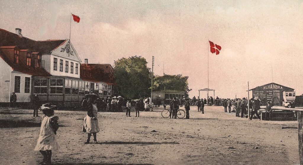 Foran Strandhotellet i 1907. I baggrunden ses busgaragen, der blev revet ned i 1909, da man opførte Dragør Biograf-teater. Foto: DB Arkiv.
