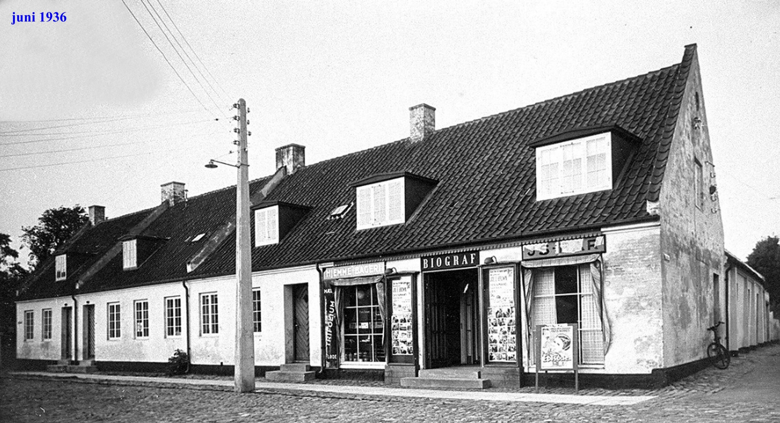 Dragør Biograf, som vi kender den. I den lille butik til venstre for indgangen havde frk. Flora Hansen ”Hjemmebageri” i mange år. En del år efter Besættelsen lå hjemmebageriet i Toldergade 4, hvor Smörna senere flyttede ind. Foto: DB Arkiv (1936).