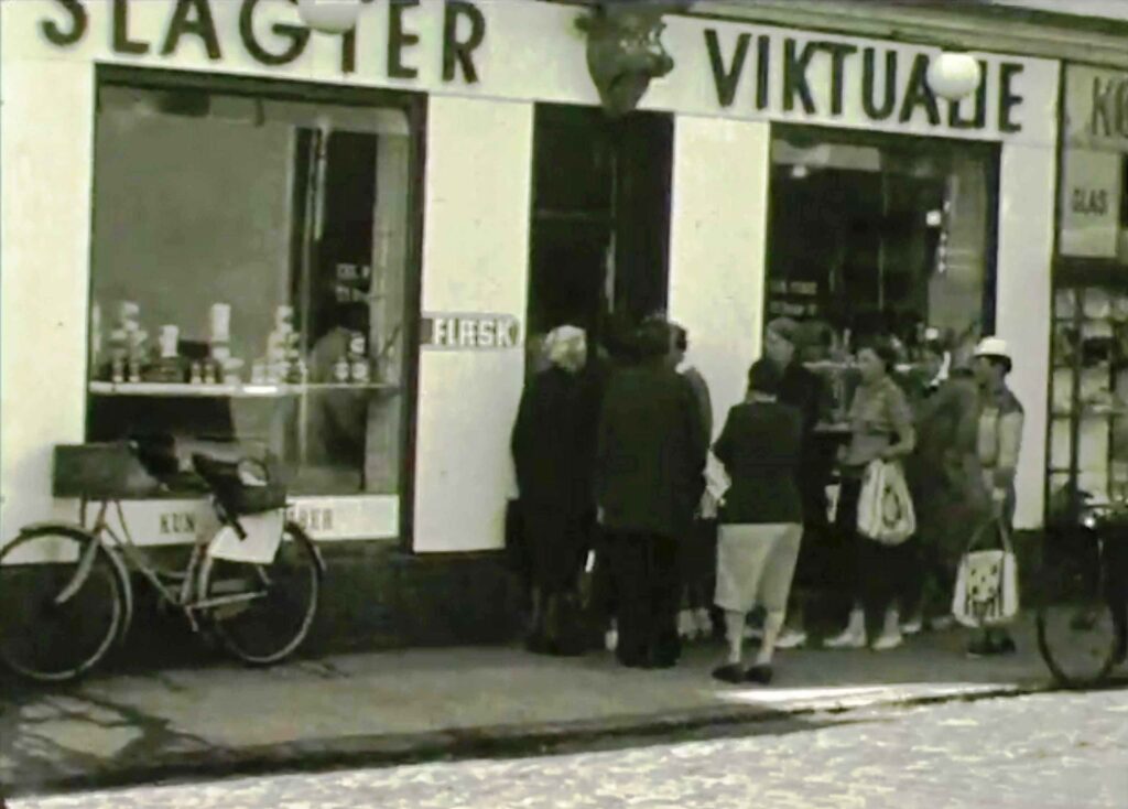 Svend Jans (senere lokalarkivar) optog i 1948-49 en længere film om Dragør. Her klip fra slagtermester Chr. Webers butik på Kongevejen 5. Foto: DB Arkiv.