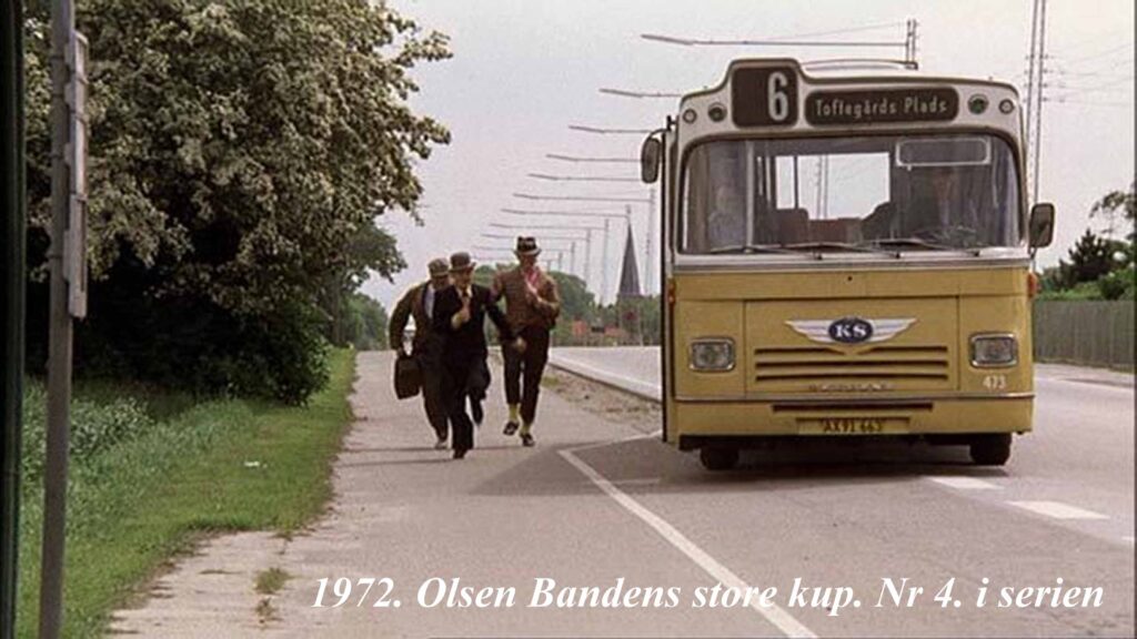 Olsen-bandefilm er som bekendt optaget mange steder i ind- og udland. I flere film ser man lokaliteter fra Sydamager, bl.a. her fra Kirkevej med en linje 6 HT-bus. Foto: DB Arkiv.