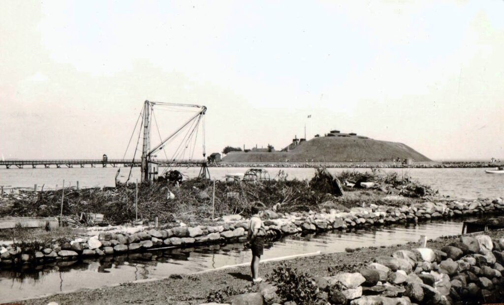 Juli 1937. Walløes Havn med Dragør Fort i baggrunden. Foto via Per Christiansen. DB arkiv.