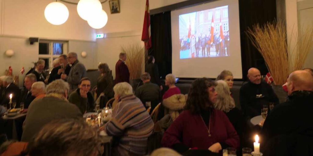 På lærred ses Søs Ludvigsen og Ole Theut, da de deltog med Dannebrog ved tronskiftet. Foto: Dines Bogø
