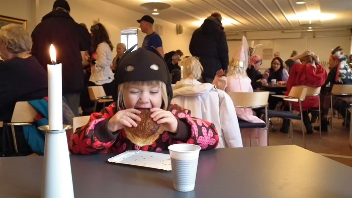 De fremmødte kan glæde sig til en fastelavnsbolle. Foto udlånt af Dragør Kirke.