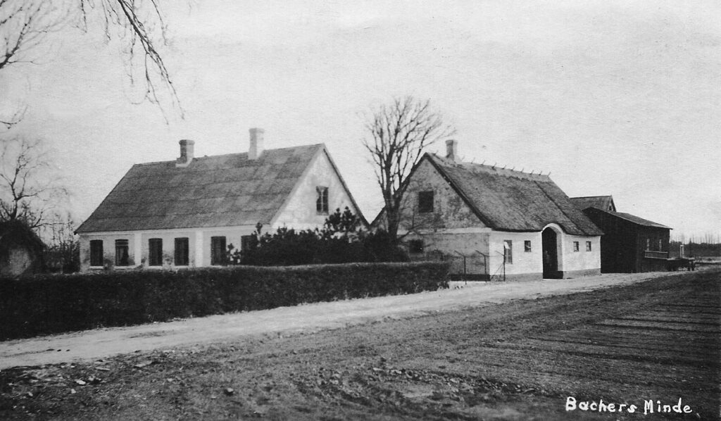 Bachersmindegården set fra syd. Ca. 1960. Arkiv: DB.
