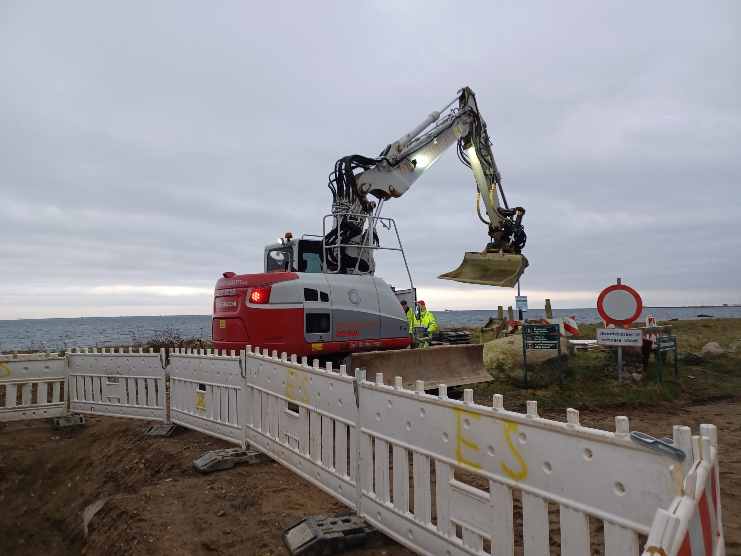 Nej ikke et forhøjet dige. Der arbejdes med kloakledninger på Nordre Tangvej 20. Foto: Dines Bogø.