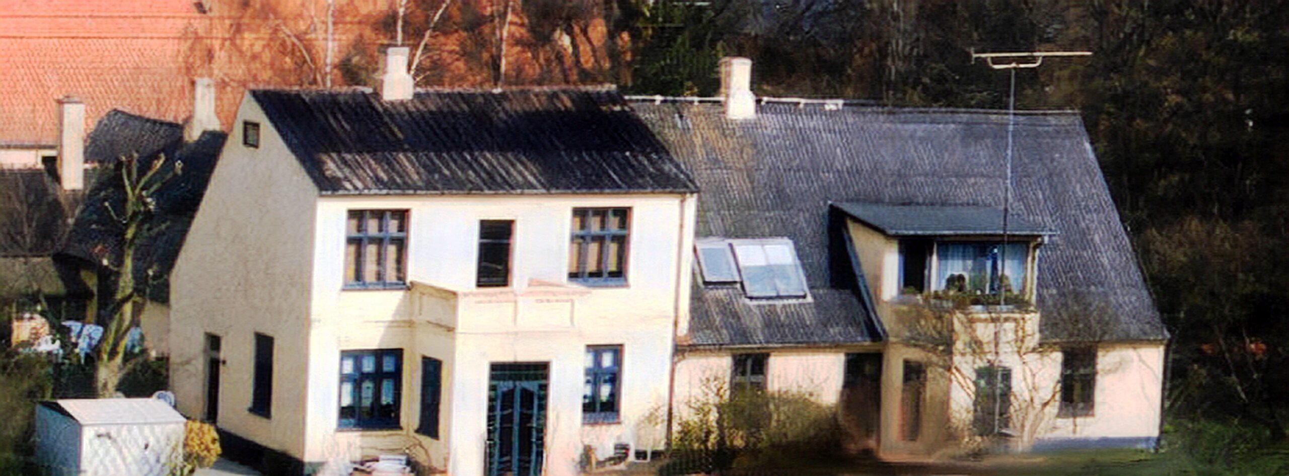 Sydsiden af gården på Stautz Allé fotograferet den 17. april 1992 af Annette Bogø fra toppen af Dragør Brandvæsens stigevogn ”S1”. Værelset, hvor man formoder, at Arnold Peter Møller blev født ligger i ejendommen i den ældste del opført 1812. Den nyere del mod vest er opført omkring 1910. Foto: DB Arkiv.