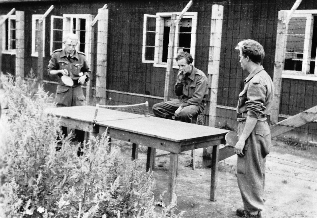 Mandskab fra Bådsmandsstrædes Kaserne havde vagten ved flygtningelejren. Senere hoteldirektør Ejnar Johnsen fra Dragør Badehotel var vagt i lejren. 1946.  Arkiv: DB.