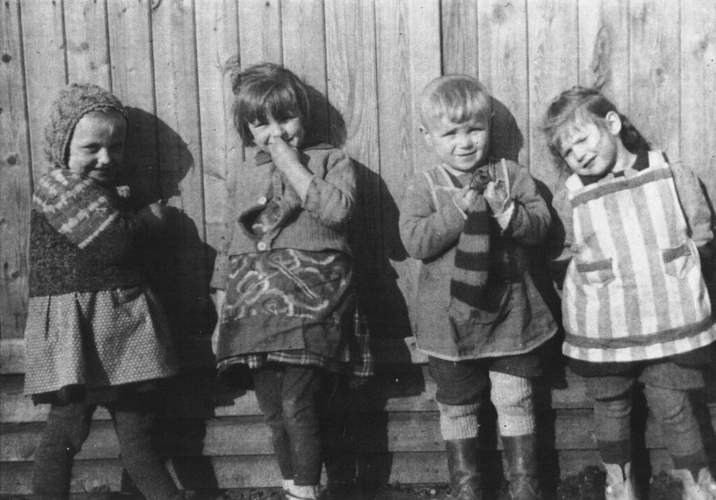 Lejrchef H. F. Nilsson og hustruen Irene tog mange fotos i de to lejre på Fælledvej. Ukendt for de fleste i dag, at der findes fotos af dem som børn. 1946. Arkiv: DB.