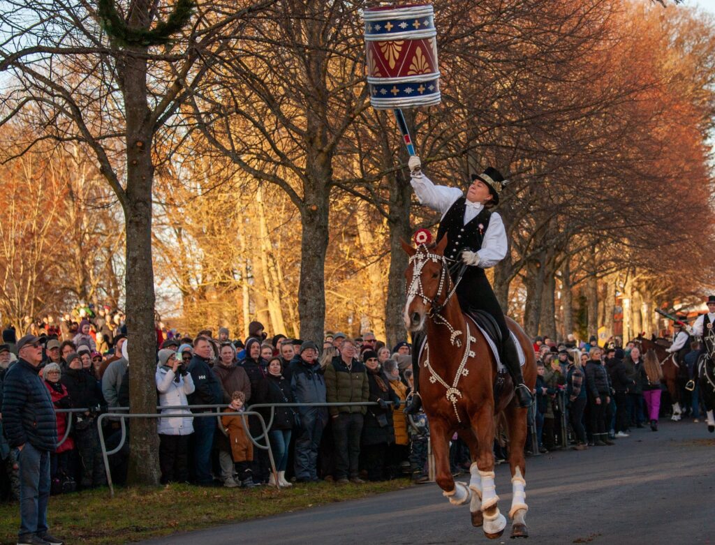 Tøndeslagning til hest. Foto: Dragør Fastelavnsforening.