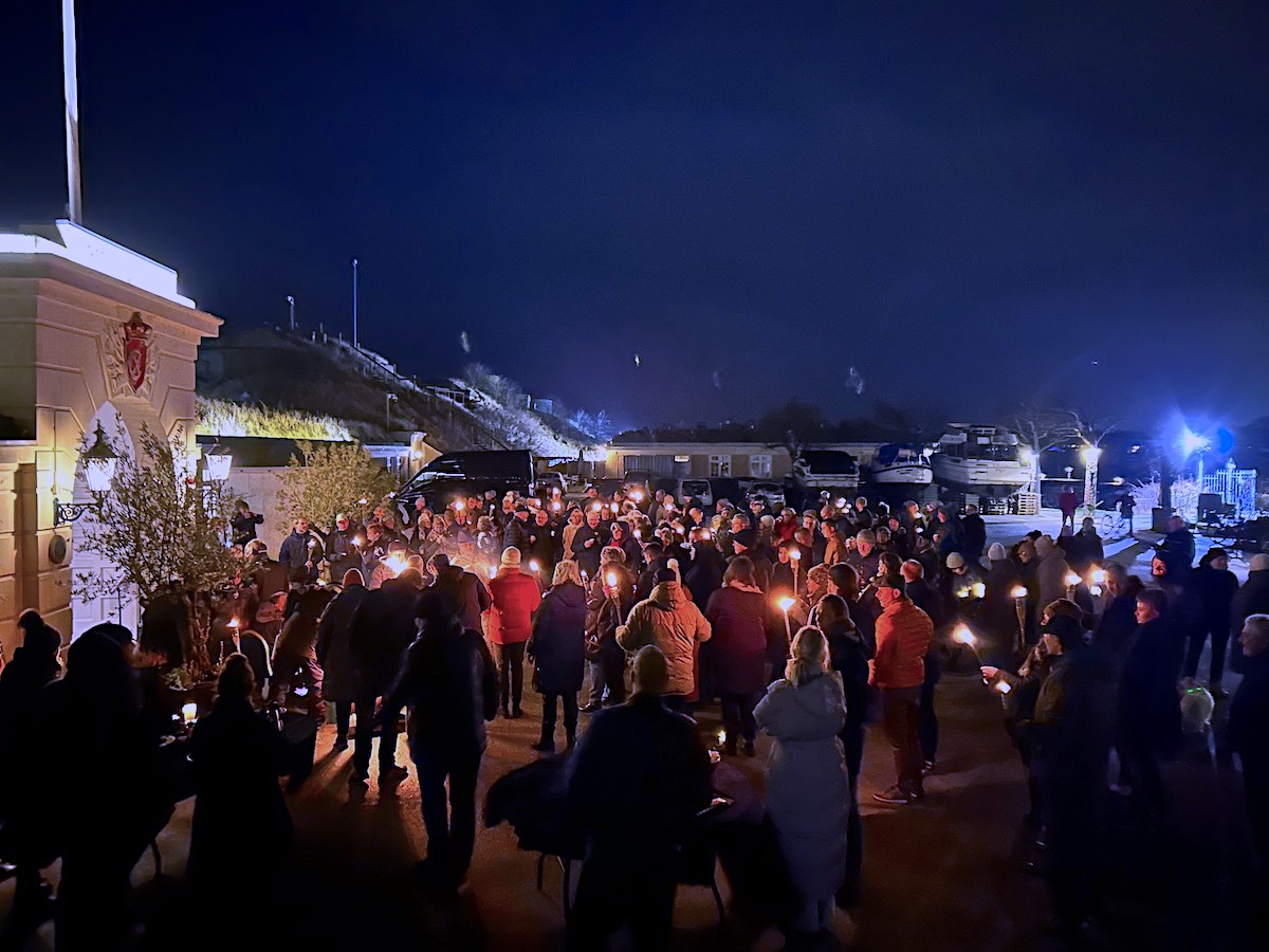 Over 130 borgere havde trodset vind og vejr for at mindes René Carstensen året efter mordet på Dragør Fort. Foto Dragør News