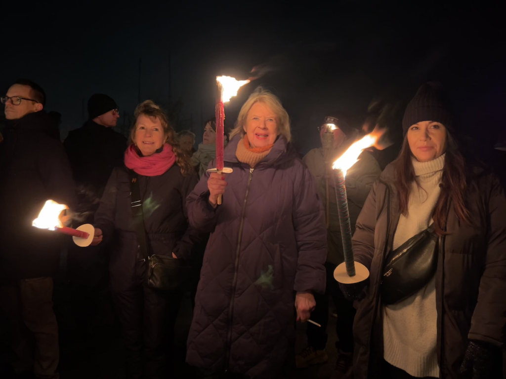 Både venner og familie var mødt op for at mindes René. Her ses Fru Madsen i midten, der også bor på Dragør Fort. Foto: Dragør News