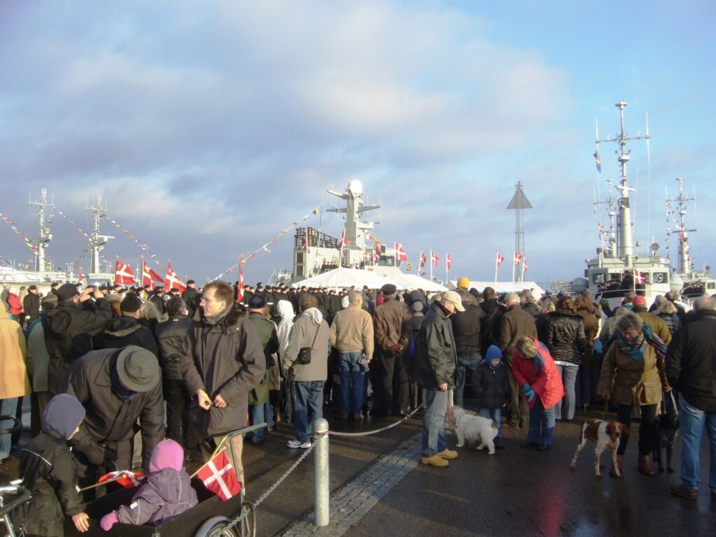 Fremmødet var stort, da Dragørs borgere var mødt op til Dronningens besøg på Dragør Fort. Foto: Dines Bogø.