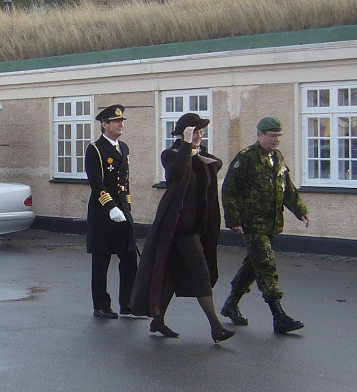 Dronningen ved Dragør Fort, sammen med hendes adjudant og en repræsentant fra det lokale Marinehjemmeværn. Foto: Dines Bogø.