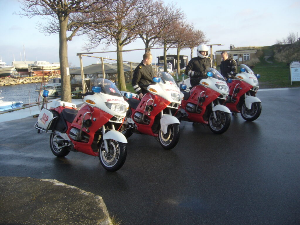 Militærpolitiets farvestrålende motorcykler i Dannebrogs farver. Foto: Dines Bogø.