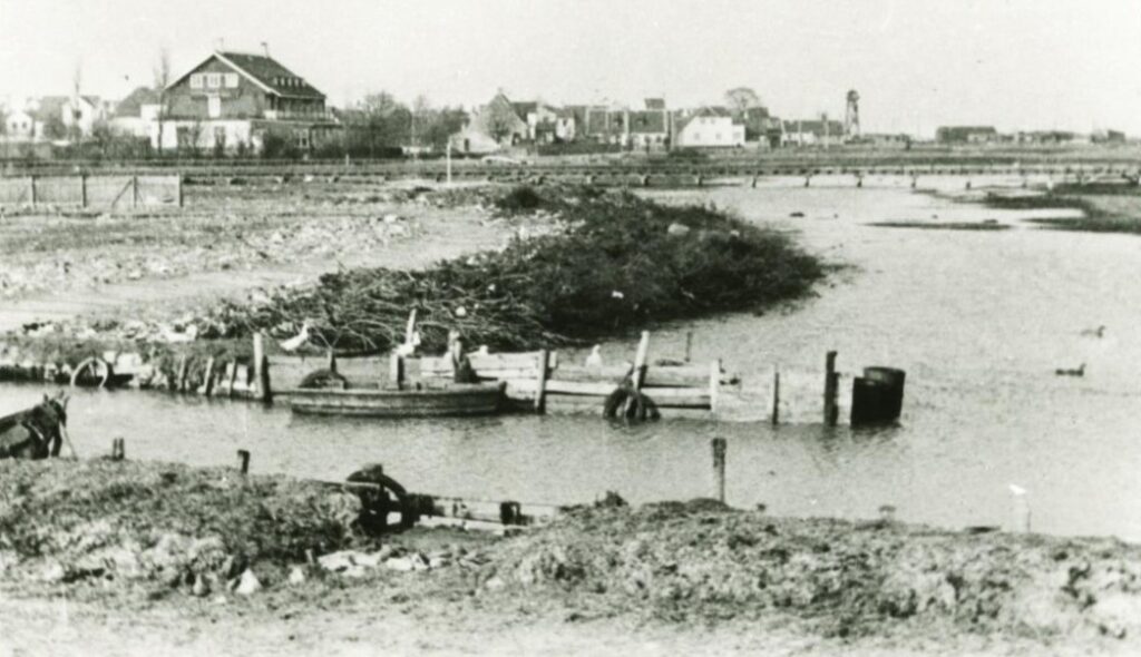 Walløes Havn i begyndelsen af 1930'erne. Her ser man den lille havns beliggenhed i forhold til Dragør Badehotel, som er den store bygning i baggrunden til venstre. Man fornemmer, at området ved havnen også blev brugt som losseplads. Man betalte 50 øre til Walløe i årlig havneafgift for en båd. Sommergæster kunne leje joller for 25 øre i timen.  Foto: DB Arkiv.