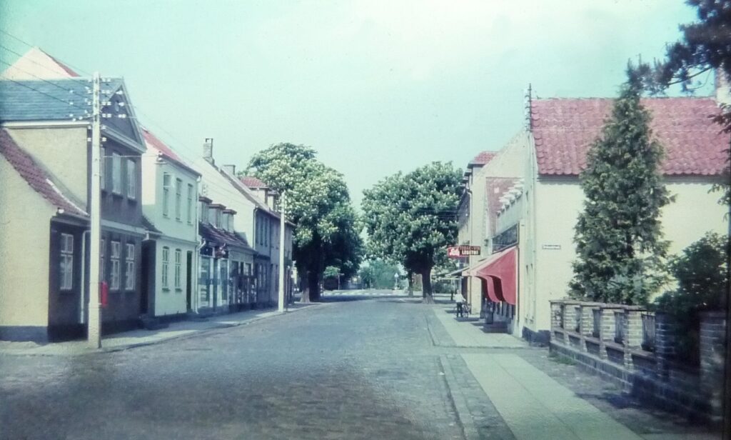 Kongevejen, hvor Hjørdis Christiansen blev omringet, da hun var ved var proviantere. Hun blev sammen med en tysk Gestapomand tvunget til Sprøjtehuset i Nyby, hvor hun blev spærret inde. 1961. Foto: DB-arkiv.