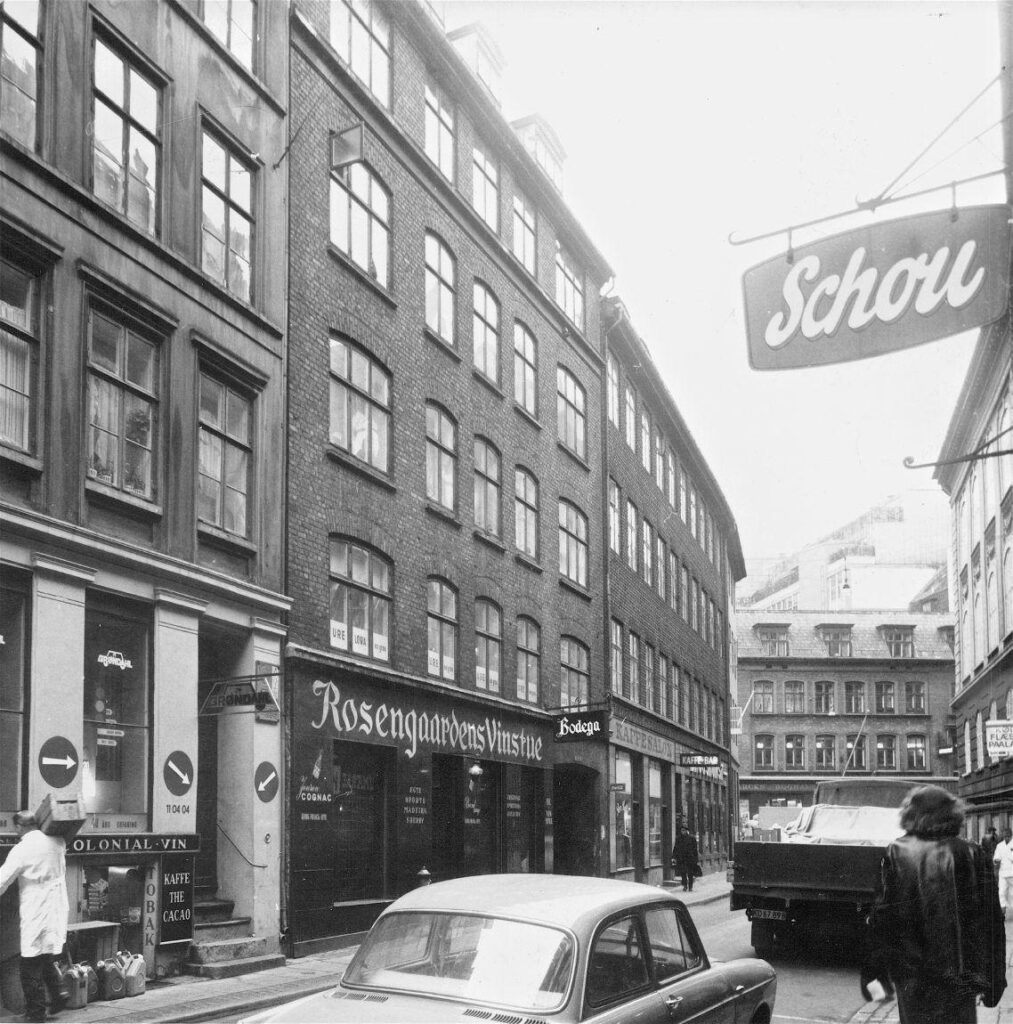 2. februar 1966. Rosengården 11. Facaden som i 1944. Foto: Københavns Bymuseum.