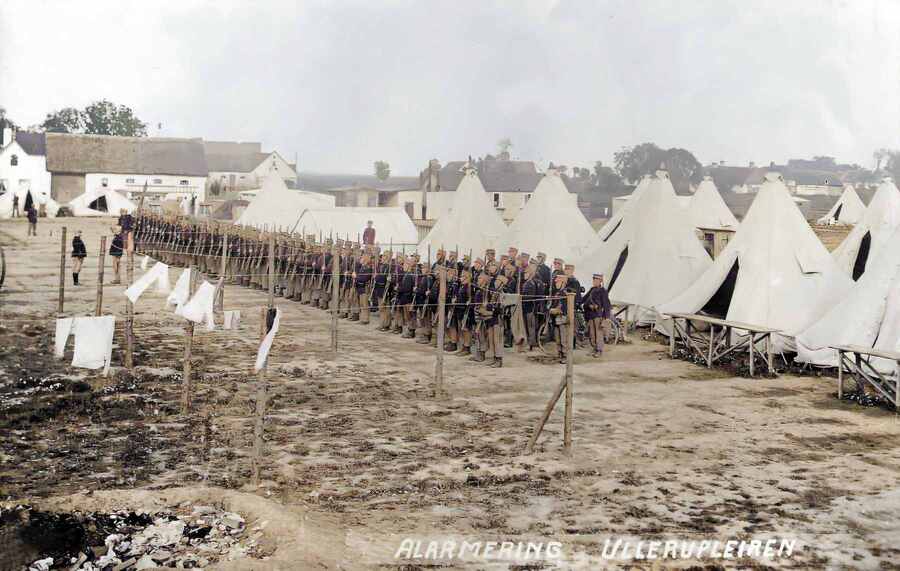 
1915. Strandgade anvendt som Alarmeringsplads. I baggrunden ses "Granatgården" og bagved "Ullerupgård". Foto: Farvelagt postkort