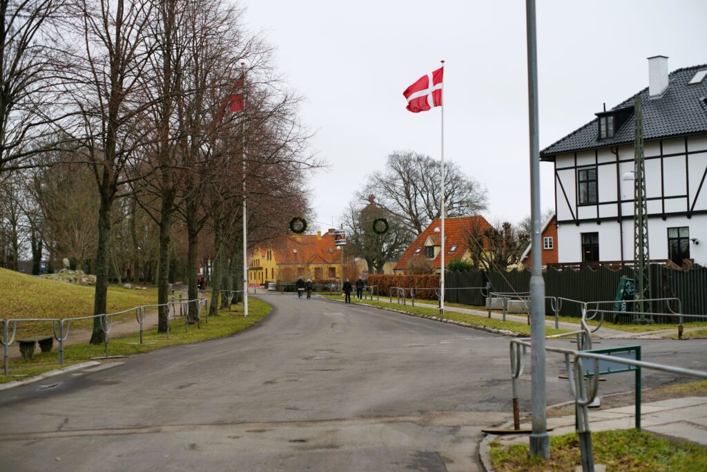 Stilhed før stormen på Engvej, hvor tøndeslagningen skal finde sted. Foto: Dragør News.