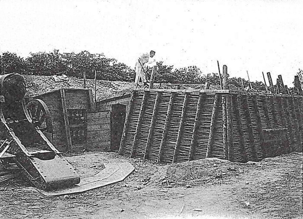 Fjernkamp Batteri beskrevet og fotograferet af Løjtnant af Reserven Johannes Baastrup. Tjenstgørende ved 4. Artilleribatalljon i Kastrup den 4. nov. 1918. Batterierne i Store Magleby og Ullerup var opbygget ens. Adresse på placering: Møllegade 12-14 og Tømmerupvej omkring nr. 260. 2791 Dragør. Foto: Rigsarkivet.