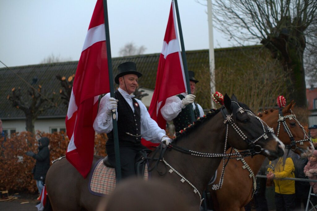 Dannebrog til hest. Foto: Dragør News.